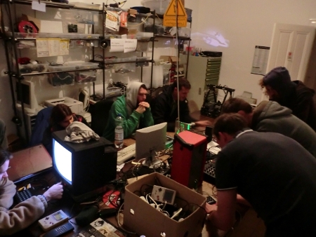 in den roten Verstärker auf dem Tisch kommen nur 6 AA Batterien rein